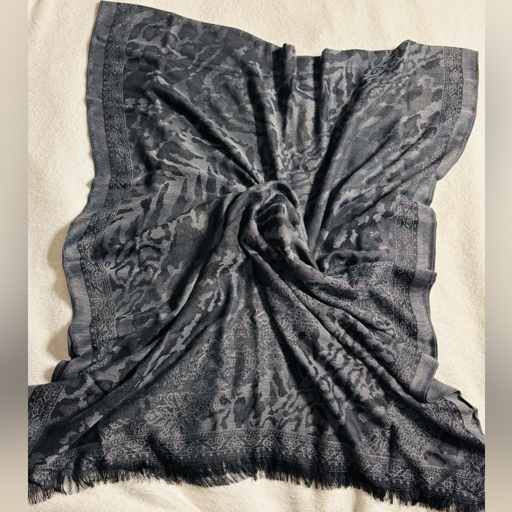 Pashmina patterned in black and gray animal print with Fringe New